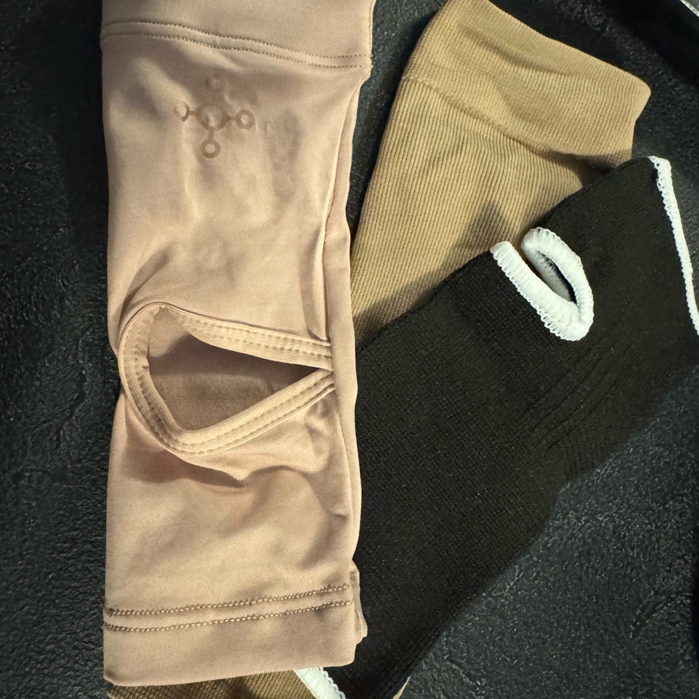 Tommie Copper Compression Sleeves + 2 Additional Compression Sleeves. Small - Picture 5 of 5
